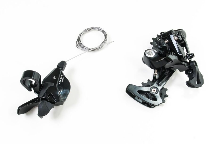 Câmbio traseiro e alavanca de troca de marchas Absolute Prime 11v. Imagem retirada do site da Absolute Bikes.